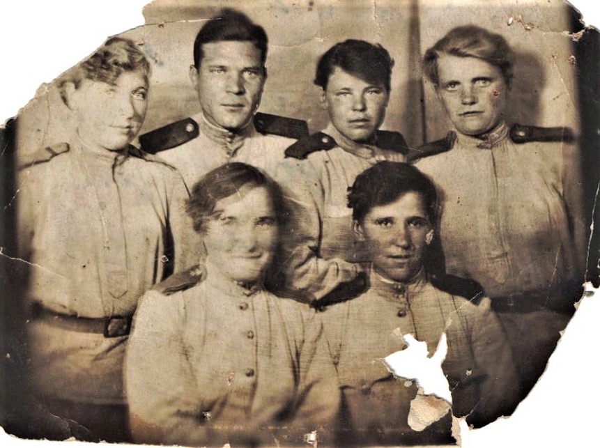 Степанова П.Г. (второй ряд вторая справа).jpeg